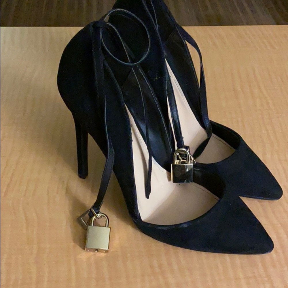 Heels - Picture 3 of 3